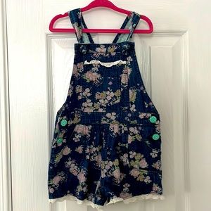 Matilda Jane overall shorts. Size 4. Great condition. Smoke free home.
